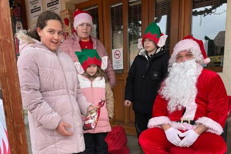 Mosoly és Ünnepi Varázslat a Községháza Előtt!