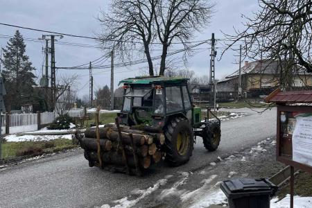 Gyors seg�ts�g a hidegben: Meg�rkezett a korm�nyzati t�zifa